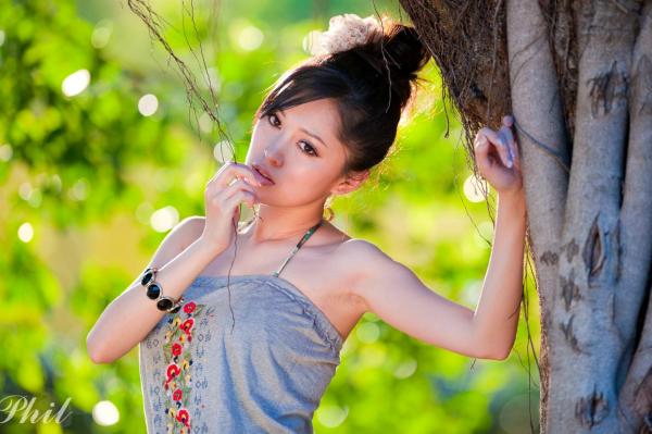    台湾女神Avy杜可薇花园户外清纯外拍，甜美阳光夏日吊带短裤写真集第142张图片
