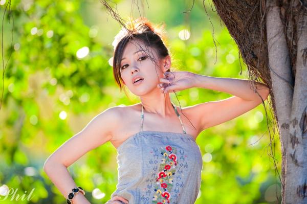    台湾女神Avy杜可薇花园户外清纯外拍，甜美阳光夏日吊带短裤写真集第144张图片