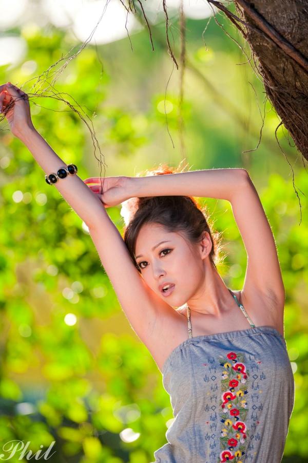    台湾女神Avy杜可薇花园户外清纯外拍，甜美阳光夏日吊带短裤写真集第146张图片