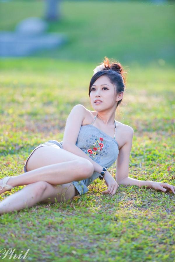    台湾女神Avy杜可薇花园户外清纯外拍，甜美阳光夏日吊带短裤写真集第153张图片