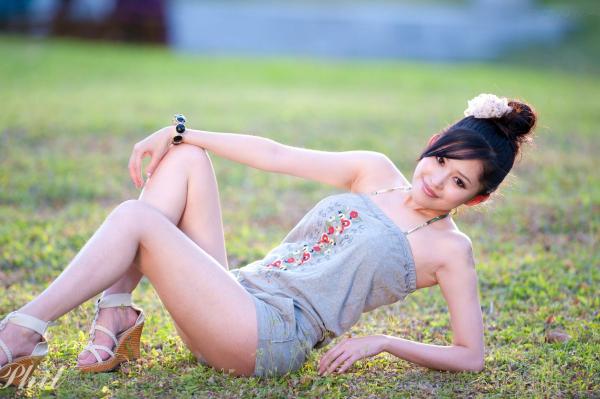    台湾女神Avy杜可薇花园户外清纯外拍，甜美阳光夏日吊带短裤写真集第157张图片