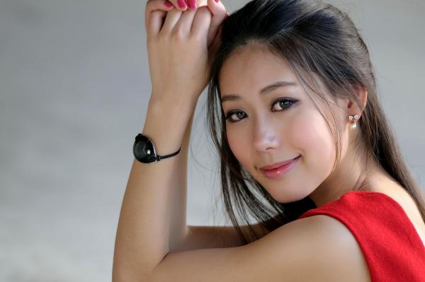    台湾女神佳贝儿《唯美时尚外拍》户外写真，清纯侧颜与迷人光影的视觉盛宴第4张图片