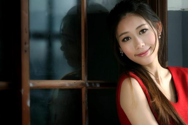    台湾女神佳贝儿《唯美时尚外拍》户外写真，清纯侧颜与迷人光影的视觉盛宴第9张图片