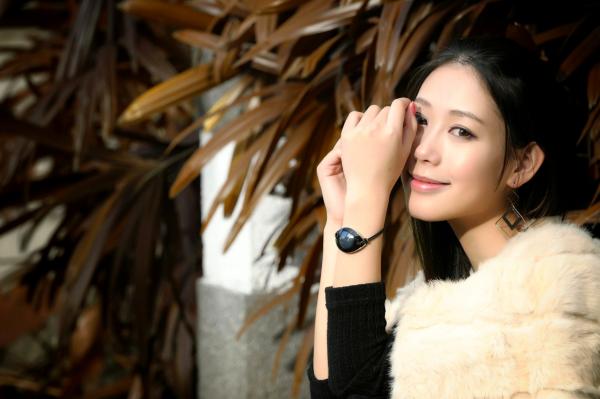    台湾女神佳贝儿《唯美时尚外拍》户外写真，清纯侧颜与迷人光影的视觉盛宴第17张图片
