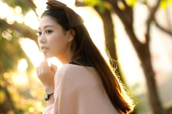    台湾女神佳贝儿《唯美时尚外拍》户外写真，清纯侧颜与迷人光影的视觉盛宴第34张图片