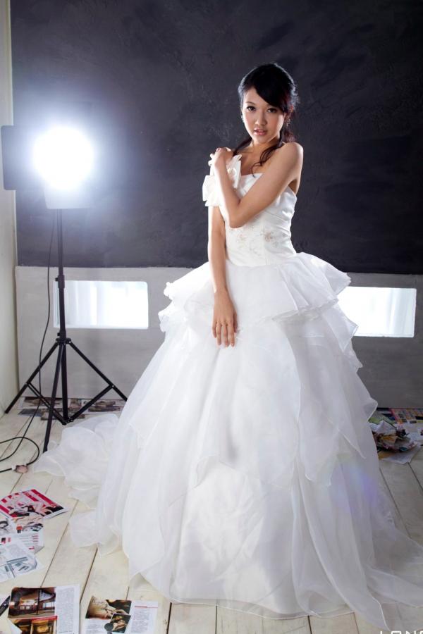    台湾正妹模特陈玮廷Jill纯白婚纱写真，精致礼服尽显古典浪漫优雅气质第1张图片