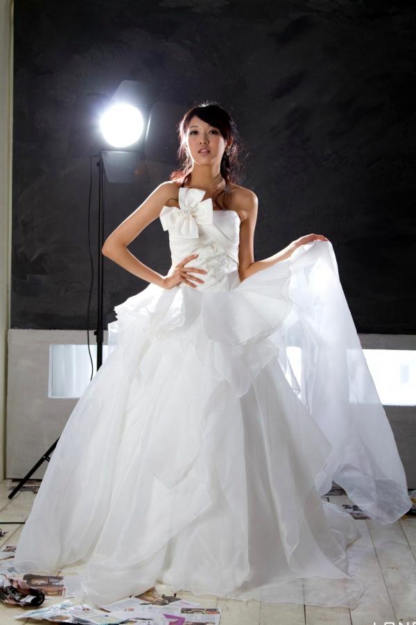    台湾正妹模特陈玮廷Jill纯白婚纱写真，精致礼服尽显古典浪漫优雅气质第4张图片