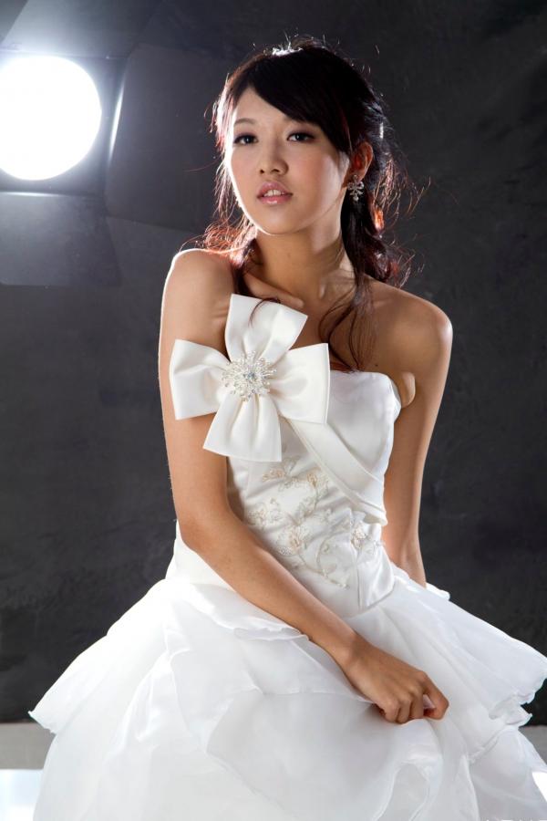    台湾正妹模特陈玮廷Jill纯白婚纱写真，精致礼服尽显古典浪漫优雅气质第6张图片