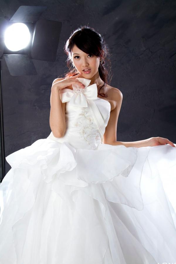    台湾正妹模特陈玮廷Jill纯白婚纱写真，精致礼服尽显古典浪漫优雅气质第8张图片