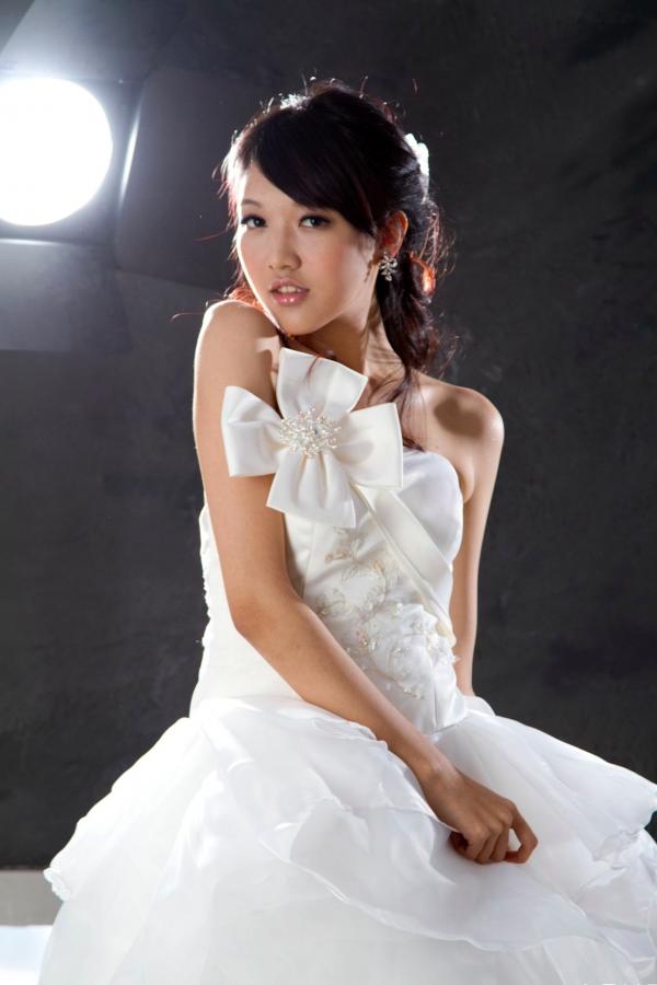    台湾正妹模特陈玮廷Jill纯白婚纱写真，精致礼服尽显古典浪漫优雅气质第21张图片