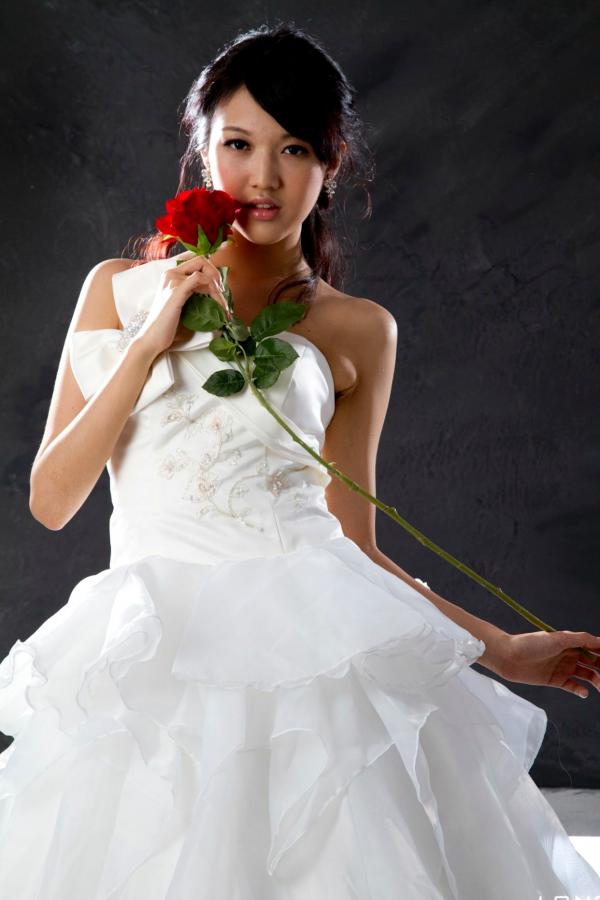    台湾正妹模特陈玮廷Jill纯白婚纱写真，精致礼服尽显古典浪漫优雅气质第26张图片