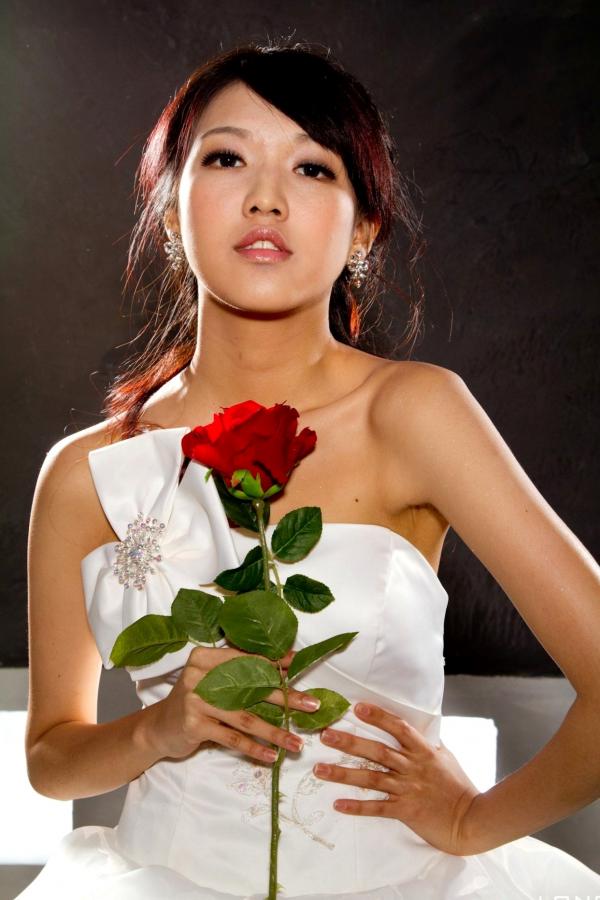    台湾正妹模特陈玮廷Jill纯白婚纱写真，精致礼服尽显古典浪漫优雅气质第32张图片