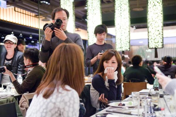    台湾正妹张凯洁Mikako尾牙聚会高清现场图，清新甜美治愈系女神生活抓拍套图第1张图片
