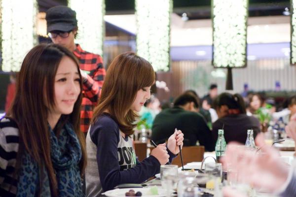   台湾正妹张凯洁Mikako尾牙聚会高清现场图，清新甜美治愈系女神生活抓拍套图第10张图片