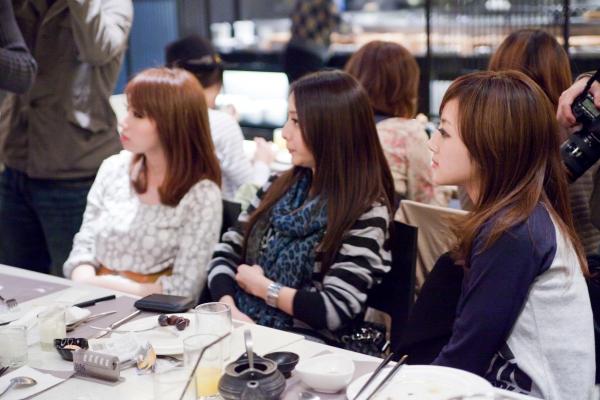    台湾正妹张凯洁Mikako尾牙聚会高清现场图，清新甜美治愈系女神生活抓拍套图第12张图片