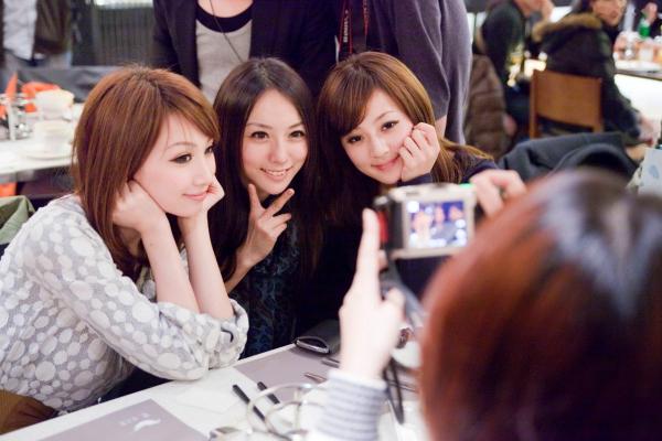    台湾正妹张凯洁Mikako尾牙聚会高清现场图，清新甜美治愈系女神生活抓拍套图第19张图片