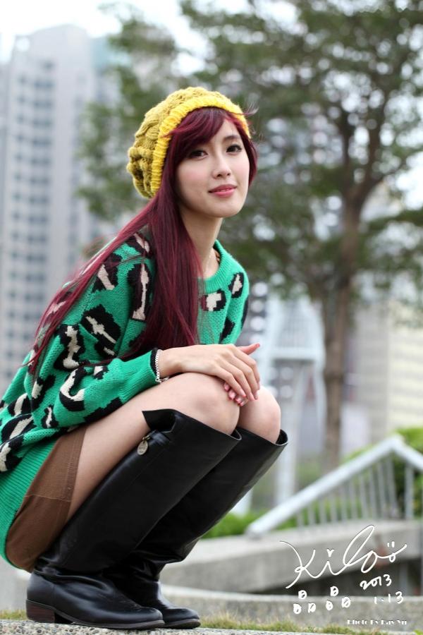    台湾正妹模特廖挺伶Kila晶晶户外街拍，绿色针织衫搭配性感长靴时尚写真第10张图片