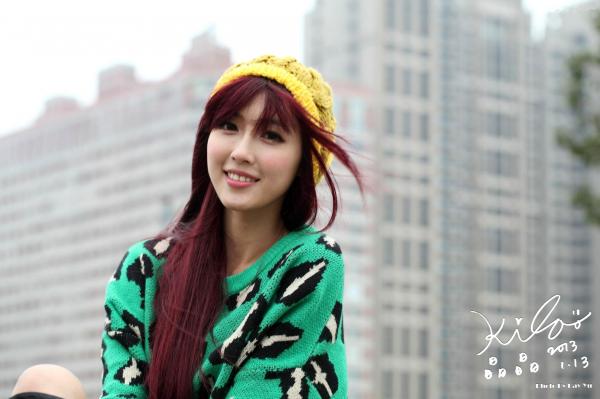    台湾正妹模特廖挺伶Kila晶晶户外街拍，绿色针织衫搭配性感长靴时尚写真第15张图片