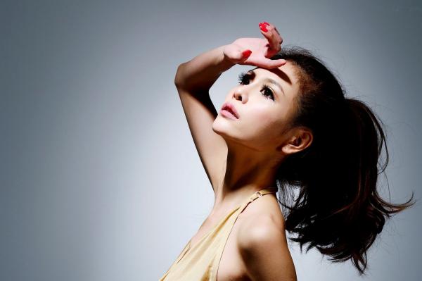    台湾正妹Dennise黄雅倚古典棚拍写真，优雅中式红裙与性感金裙多造型展示第47张图片