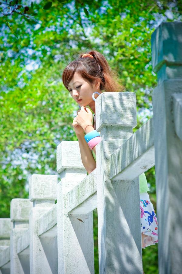    台湾正妹张凯洁大湖公园清新外拍写真_气质少女白裙唯美治愈系街拍第1张图片