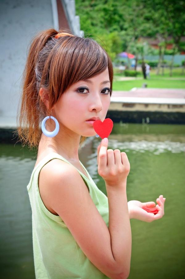    台湾正妹张凯洁大湖公园清新外拍写真_气质少女白裙唯美治愈系街拍第10张图片