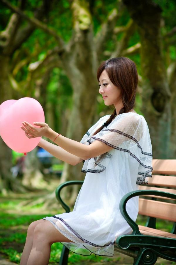    台湾正妹张凯洁大湖公园清新外拍写真_气质少女白裙唯美治愈系街拍第22张图片