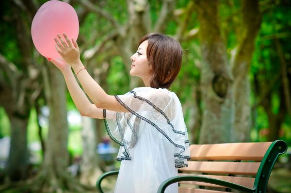    台湾正妹张凯洁大湖公园清新外拍写真_气质少女白裙唯美治愈系街拍第23张图片