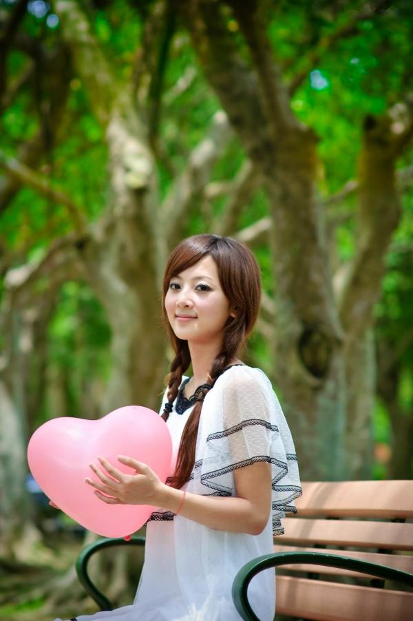    台湾正妹张凯洁大湖公园清新外拍写真_气质少女白裙唯美治愈系街拍第24张图片