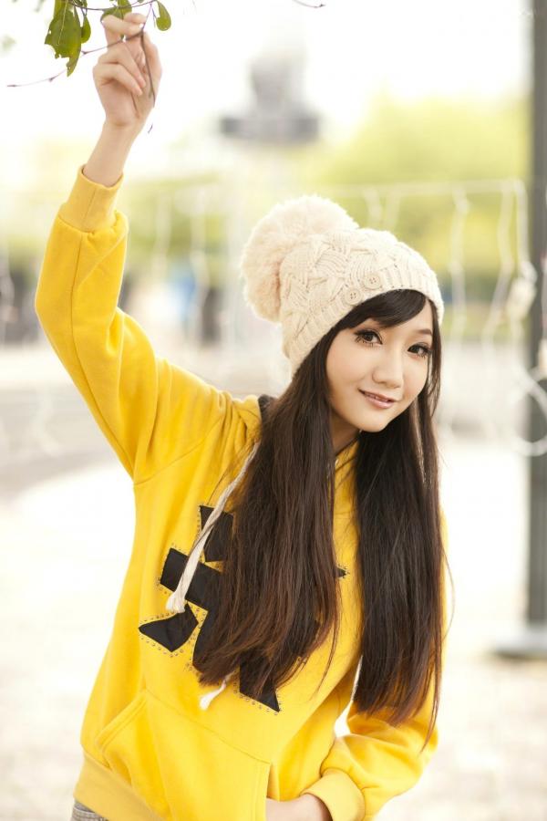    台湾甜美正妹Tina李霜户外街拍写真，清新黄卫衣搭配黑丝袜诱惑迷人美图集第1张图片