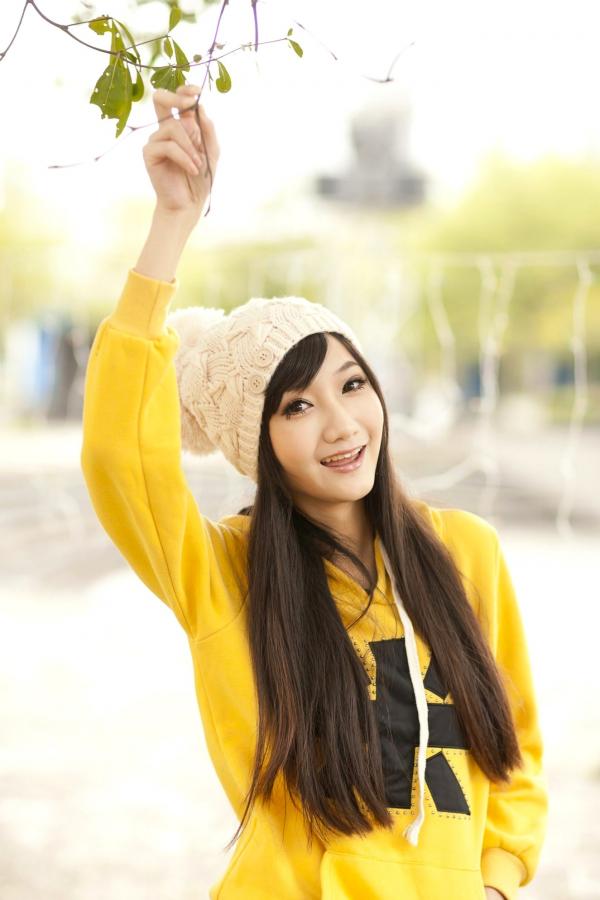    台湾甜美正妹Tina李霜户外街拍写真，清新黄卫衣搭配黑丝袜诱惑迷人美图集第2张图片