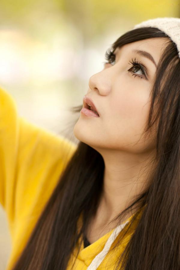   台湾甜美正妹Tina李霜户外街拍写真，清新黄卫衣搭配黑丝袜诱惑迷人美图集第3张图片