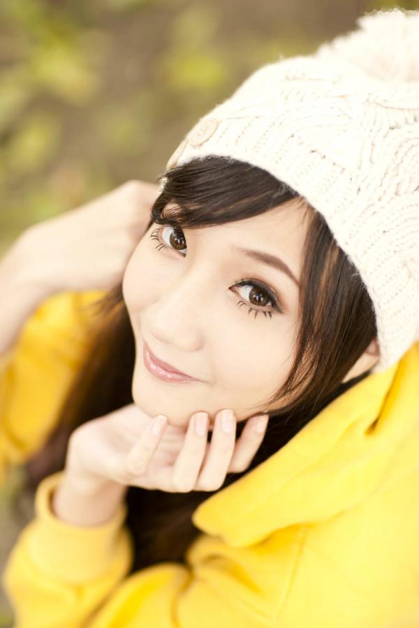   台湾甜美正妹Tina李霜户外街拍写真，清新黄卫衣搭配黑丝袜诱惑迷人美图集第4张图片
