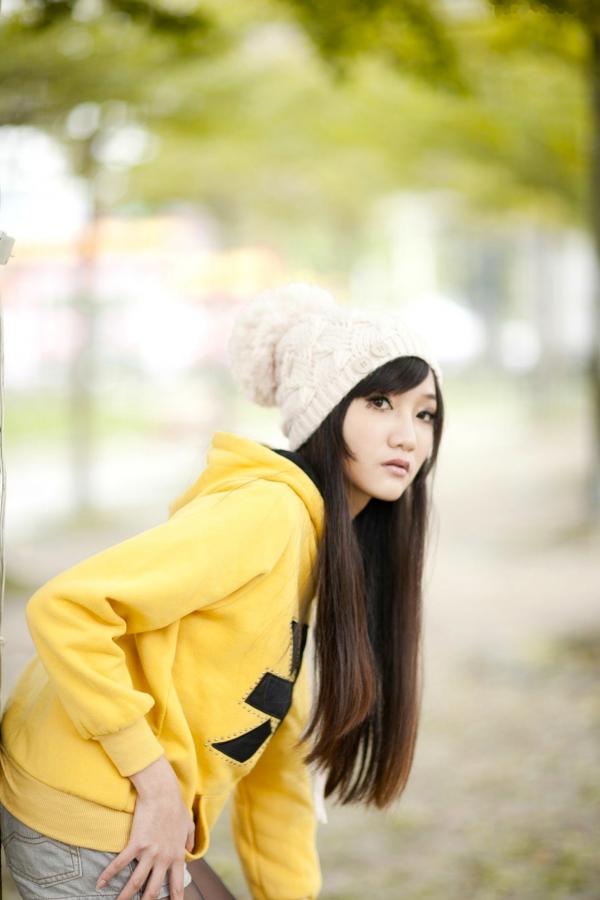    台湾甜美正妹Tina李霜户外街拍写真，清新黄卫衣搭配黑丝袜诱惑迷人美图集第7张图片
