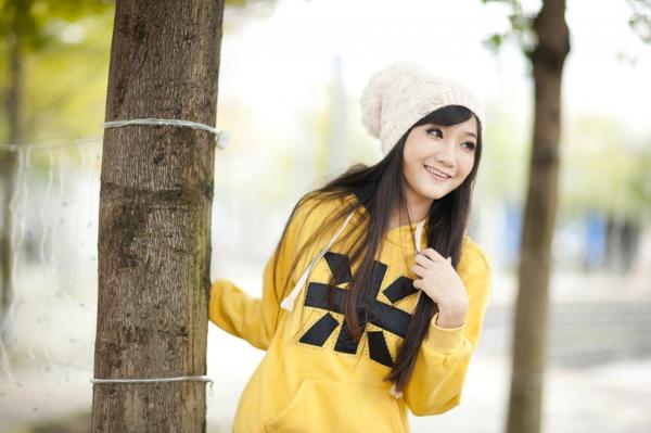    台湾甜美正妹Tina李霜户外街拍写真，清新黄卫衣搭配黑丝袜诱惑迷人美图集第9张图片