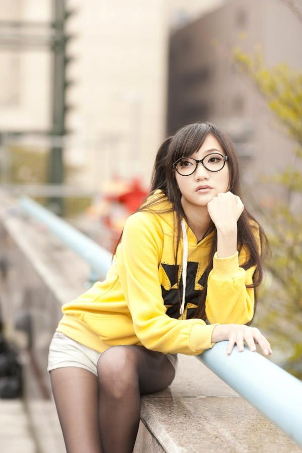    台湾甜美正妹Tina李霜户外街拍写真，清新黄卫衣搭配黑丝袜诱惑迷人美图集第11张图片