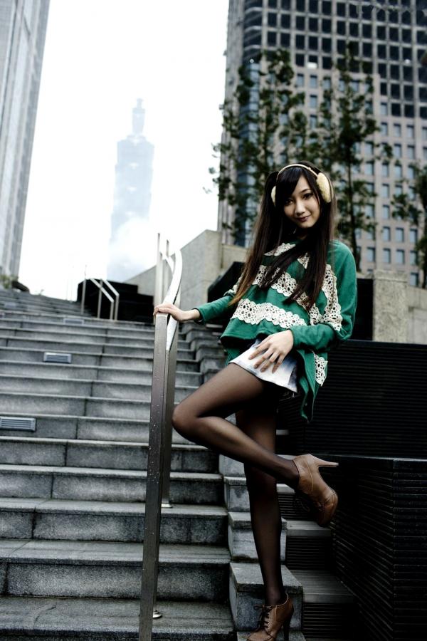    台湾甜美正妹Tina李霜户外街拍写真，清新黄卫衣搭配黑丝袜诱惑迷人美图集第12张图片
