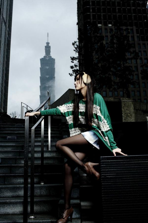   台湾甜美正妹Tina李霜户外街拍写真，清新黄卫衣搭配黑丝袜诱惑迷人美图集第13张图片