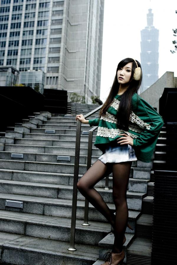    台湾甜美正妹Tina李霜户外街拍写真，清新黄卫衣搭配黑丝袜诱惑迷人美图集第14张图片