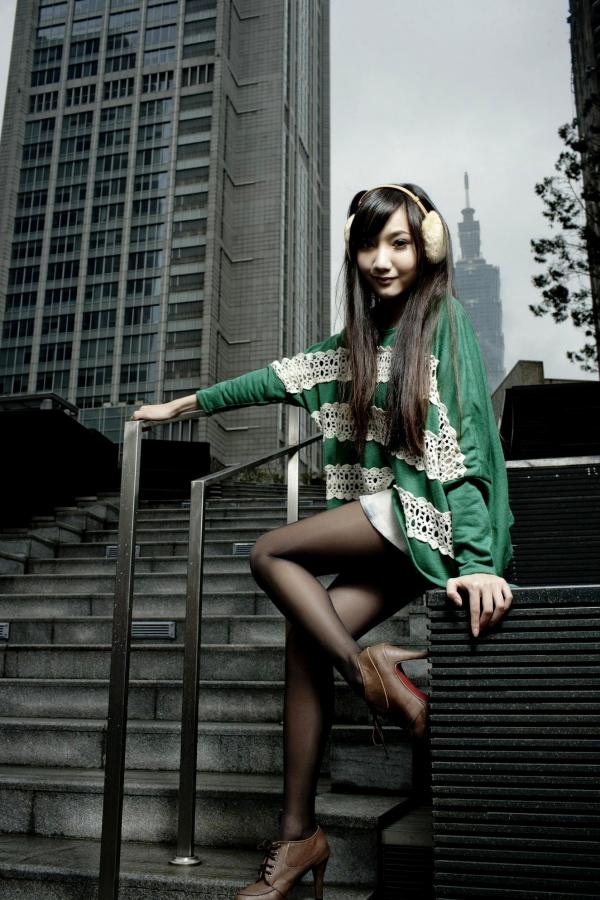    台湾甜美正妹Tina李霜户外街拍写真，清新黄卫衣搭配黑丝袜诱惑迷人美图集第15张图片