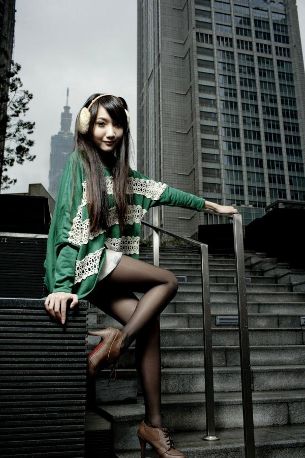    台湾甜美正妹Tina李霜户外街拍写真，清新黄卫衣搭配黑丝袜诱惑迷人美图集第17张图片