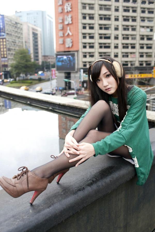    台湾甜美正妹Tina李霜户外街拍写真，清新黄卫衣搭配黑丝袜诱惑迷人美图集第18张图片