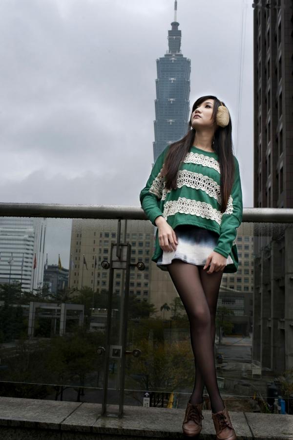    台湾甜美正妹Tina李霜户外街拍写真，清新黄卫衣搭配黑丝袜诱惑迷人美图集第19张图片