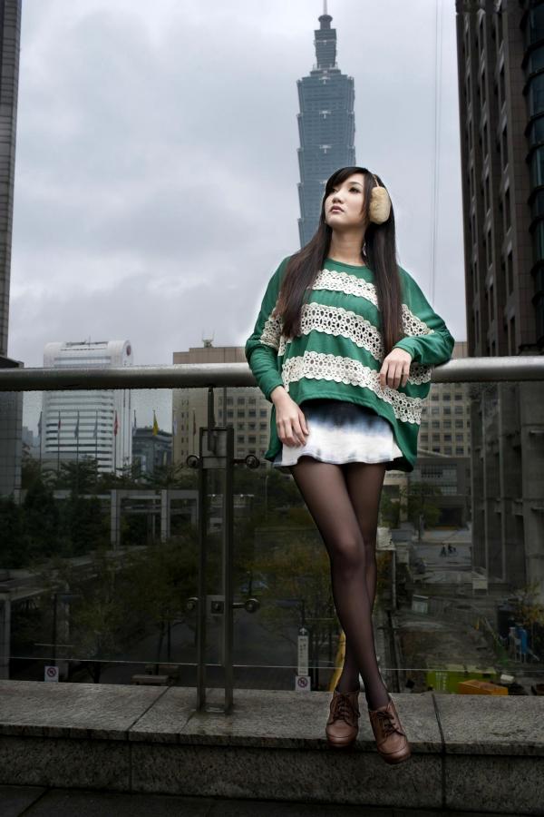    台湾甜美正妹Tina李霜户外街拍写真，清新黄卫衣搭配黑丝袜诱惑迷人美图集第20张图片