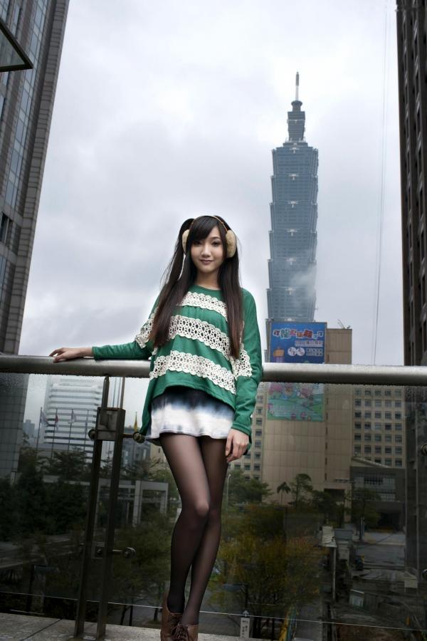    台湾甜美正妹Tina李霜户外街拍写真，清新黄卫衣搭配黑丝袜诱惑迷人美图集第21张图片