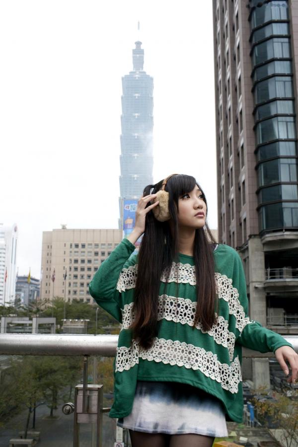    台湾甜美正妹Tina李霜户外街拍写真，清新黄卫衣搭配黑丝袜诱惑迷人美图集第22张图片