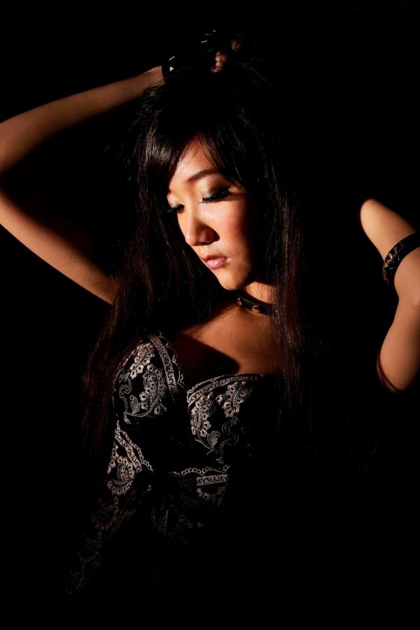    台湾甜美正妹Tina李霜户外街拍写真，清新黄卫衣搭配黑丝袜诱惑迷人美图集第31张图片