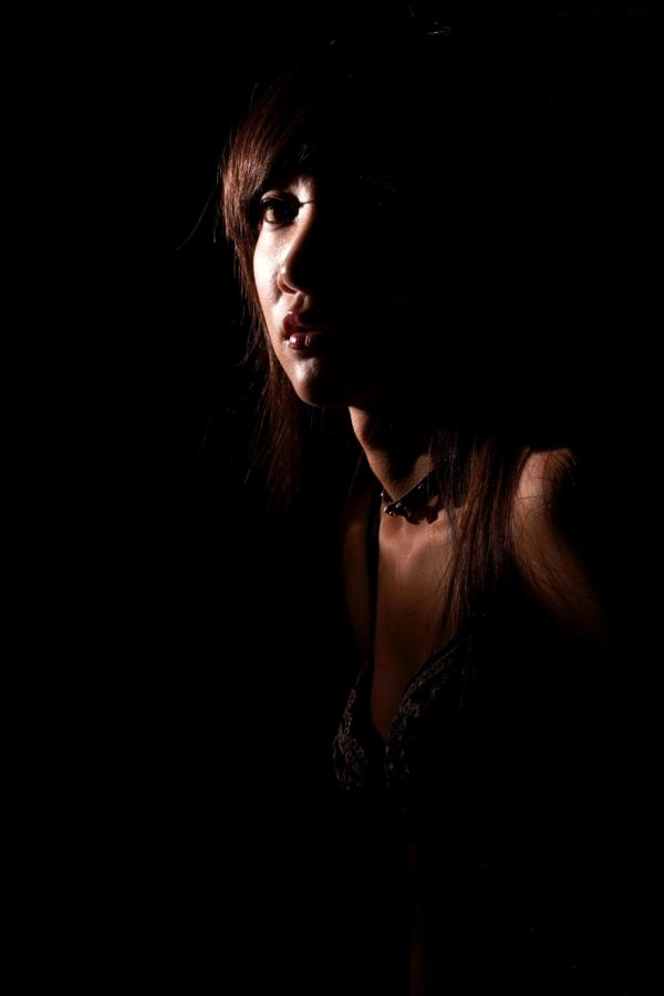    台湾甜美正妹Tina李霜户外街拍写真，清新黄卫衣搭配黑丝袜诱惑迷人美图集第33张图片