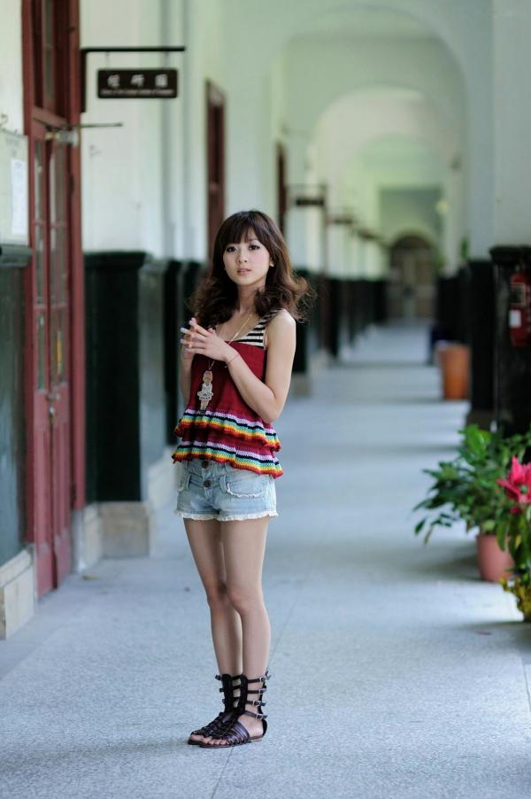    台湾正妹果子Mikako台大法商学院清纯少女外拍写真，清新甜美校园风户外街拍，治愈系邻家女孩写真集第2张图片