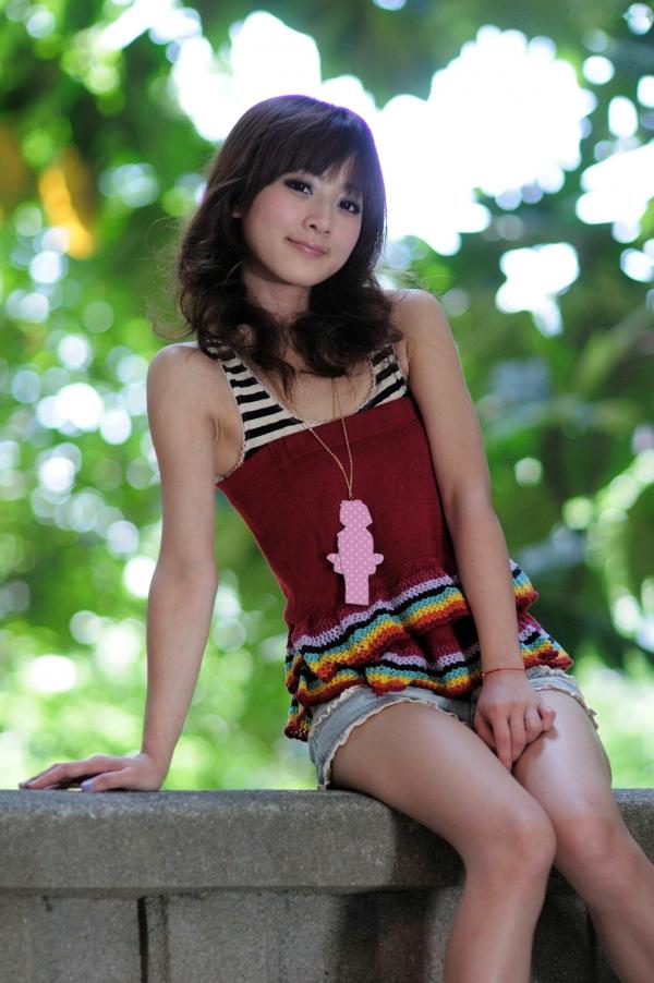    台湾正妹果子Mikako台大法商学院清纯少女外拍写真，清新甜美校园风户外街拍，治愈系邻家女孩写真集第18张图片