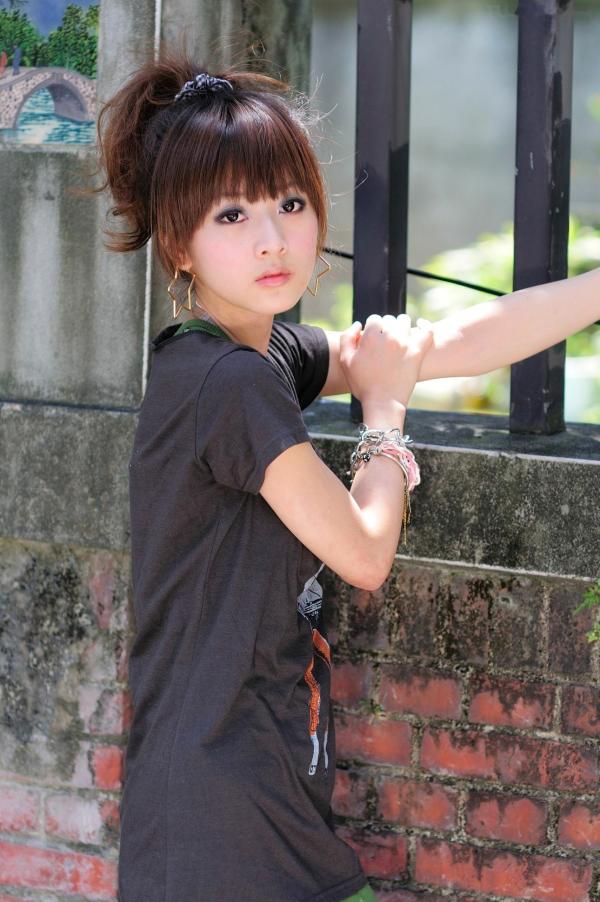    台湾正妹果子Mikako台大法商学院清纯少女外拍写真，清新甜美校园风户外街拍，治愈系邻家女孩写真集第41张图片